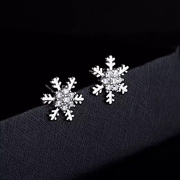 “Winter Wonderland” Snowflake Diamond Drop Earring - Picture 4 of 9